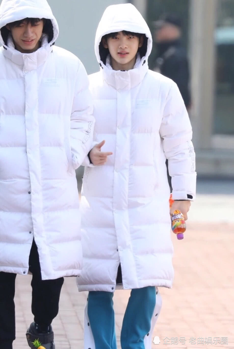 《创造营2019》学员等级服装颜色分配:周震南蓝色,赵磊黄色