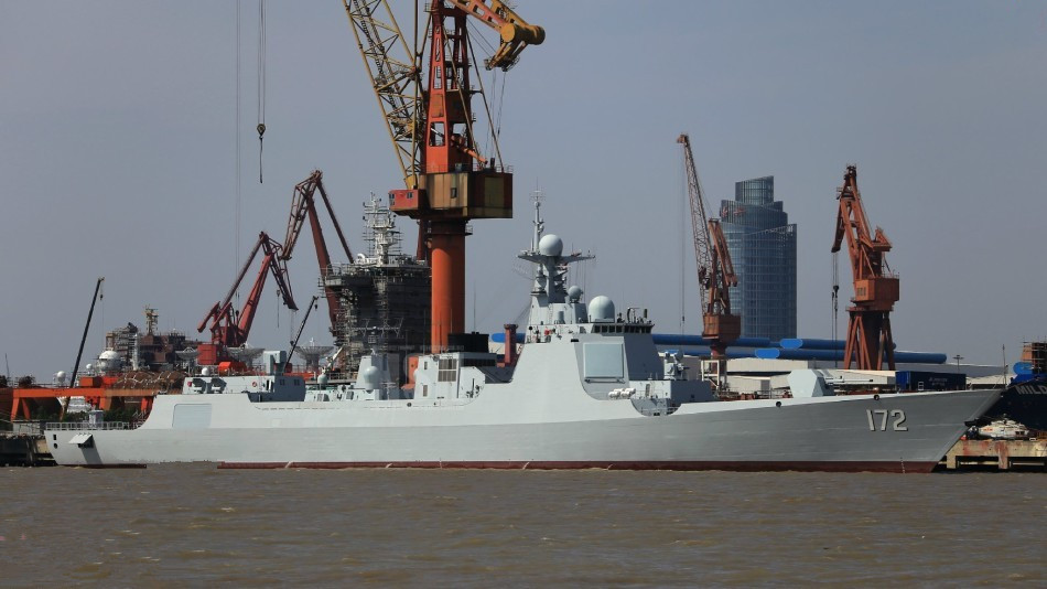 据悉,这艘052d相较与之前的舰型,长度有所加长,主要在于尾部甲板增长