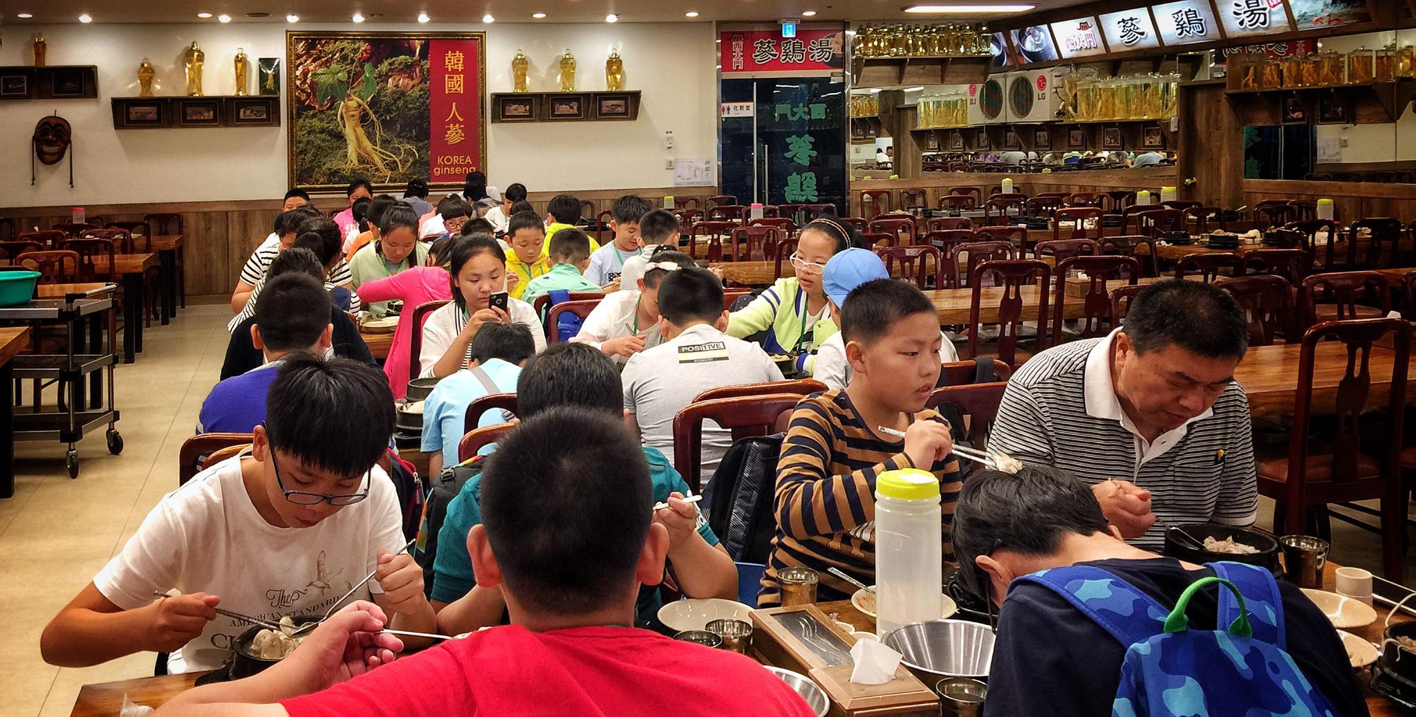 一个人在快餐厅吃饭,想去厕所怎么办?网友:端着去厕所!