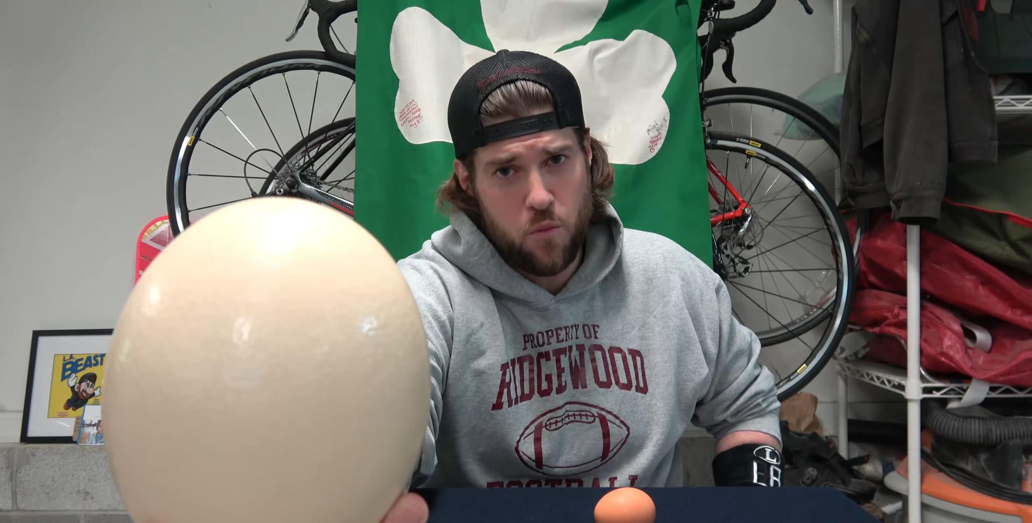 国外小哥挑战20分钟吃一个鸵鸟蛋,足足有3斤多,吃的几乎奔溃