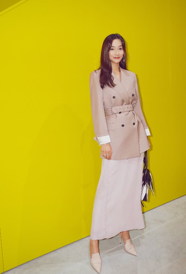 "纯妃"李若宁失策了,穿太多凹出"铁柱腰",浪费了大好身材!