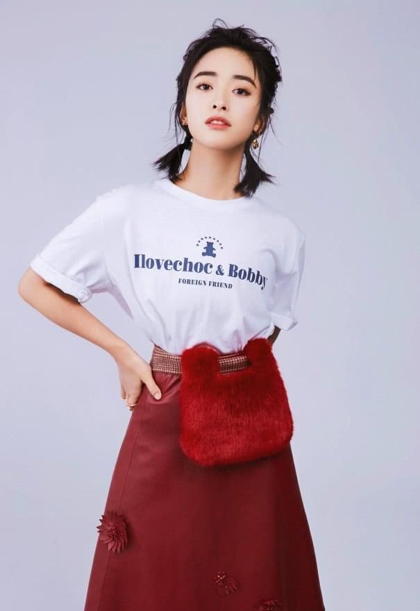 没想到不留刘海的沈月这么美,只不过扎哪吒头