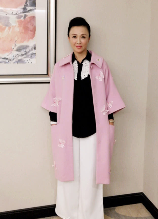 55岁傅艺伟家人照曝光,缘来儿子是他!怪不得隐藏了26年