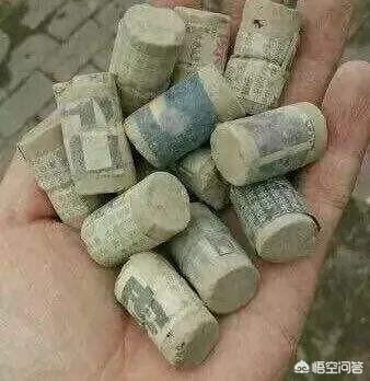 还有一种泥巴的摔炮是奢饰品,比较贵,一毛钱给几个忘记了,买几个舍不