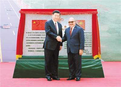 11月16日，国家主席习近平在莫尔兹比港和巴布亚新几内亚总理奥尼尔共同出席中国援建的独立大道移交启用仪式。　新华社记者 鞠 鹏摄
