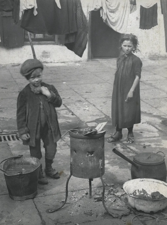 20世纪英国伦敦老照片:最贫穷的孩子们,连鞋子都没得穿