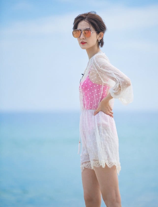 古力娜扎泳衣戏水,看了后背暴露内心真实想法,原来这么"闷骚"