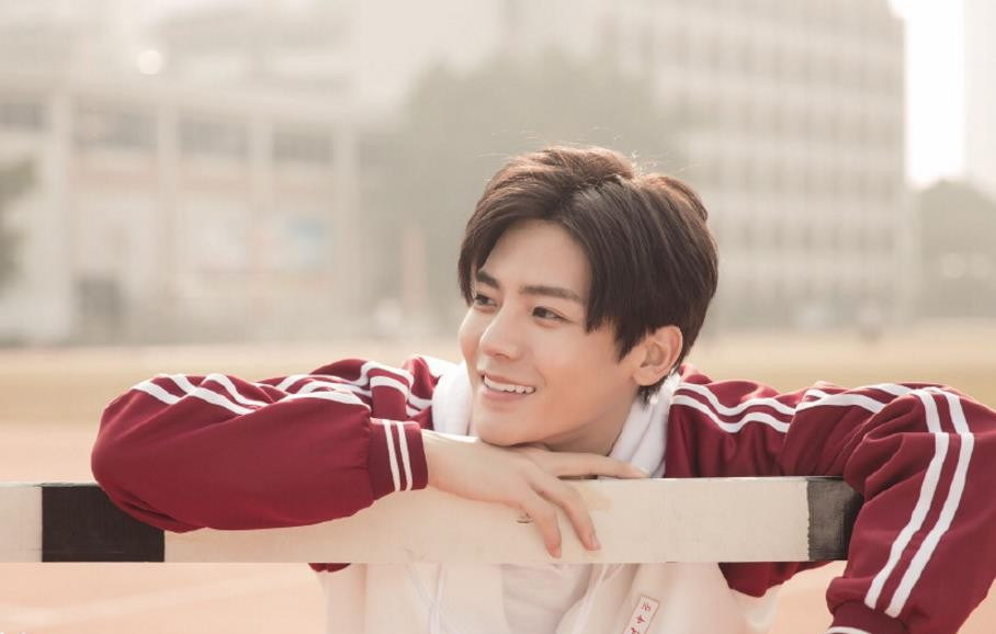 《回到过去拥抱你》定档,侯明昊颜值在线穿上校服成校草,太帅了