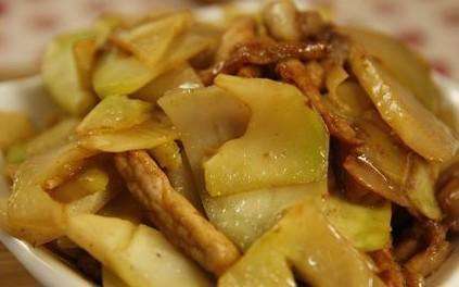 这菜以前不懂都扔掉了,搭配猪肉一起炒,脆嫩爽口,炒一盘不够吃|榨菜