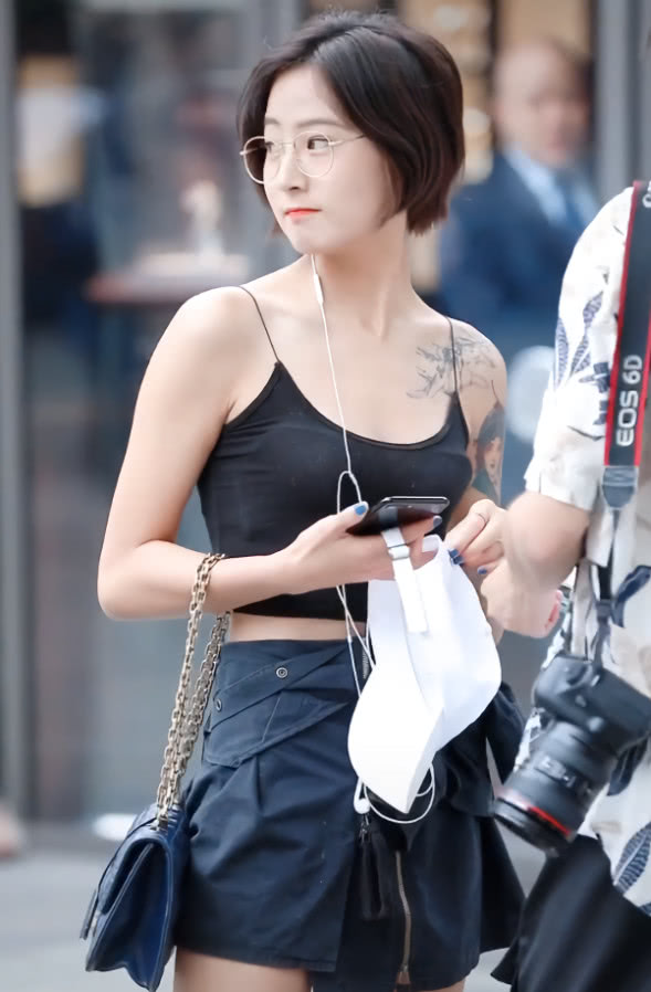 小姐姐一副社会人打扮,穿搭超级惹眼,但一张脸却嫩得像14岁!