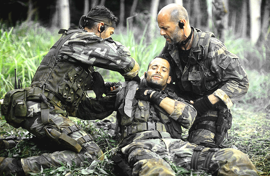 所以,《第一滴血》和《太阳泪》都成为了非常经典的丛林战类型电影,都