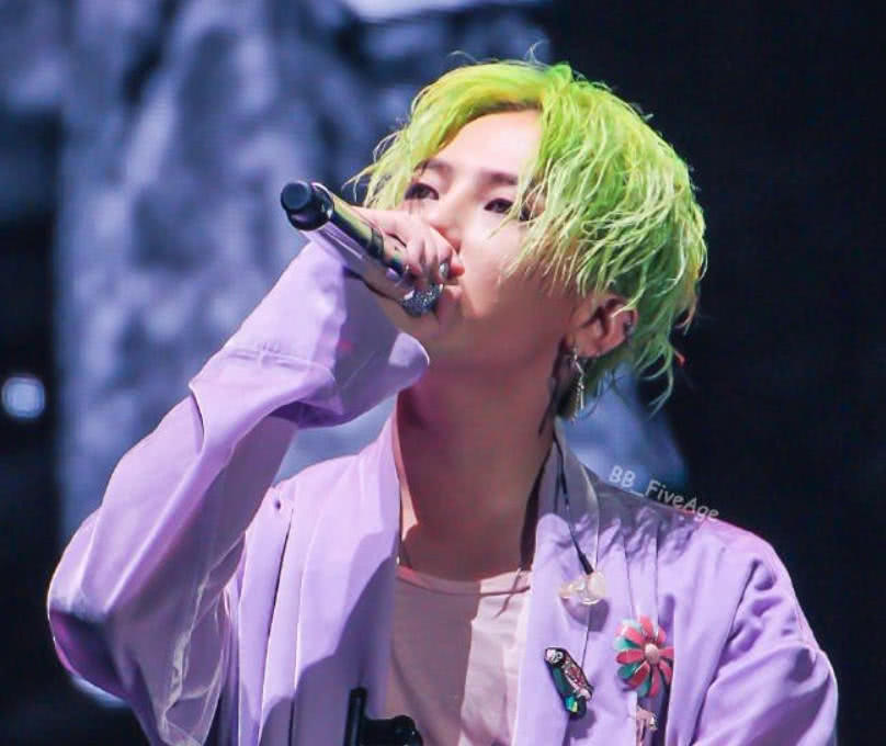 在江湖上却有很多关于权志龙的美照,尤其是他那染了一头绿发的造型