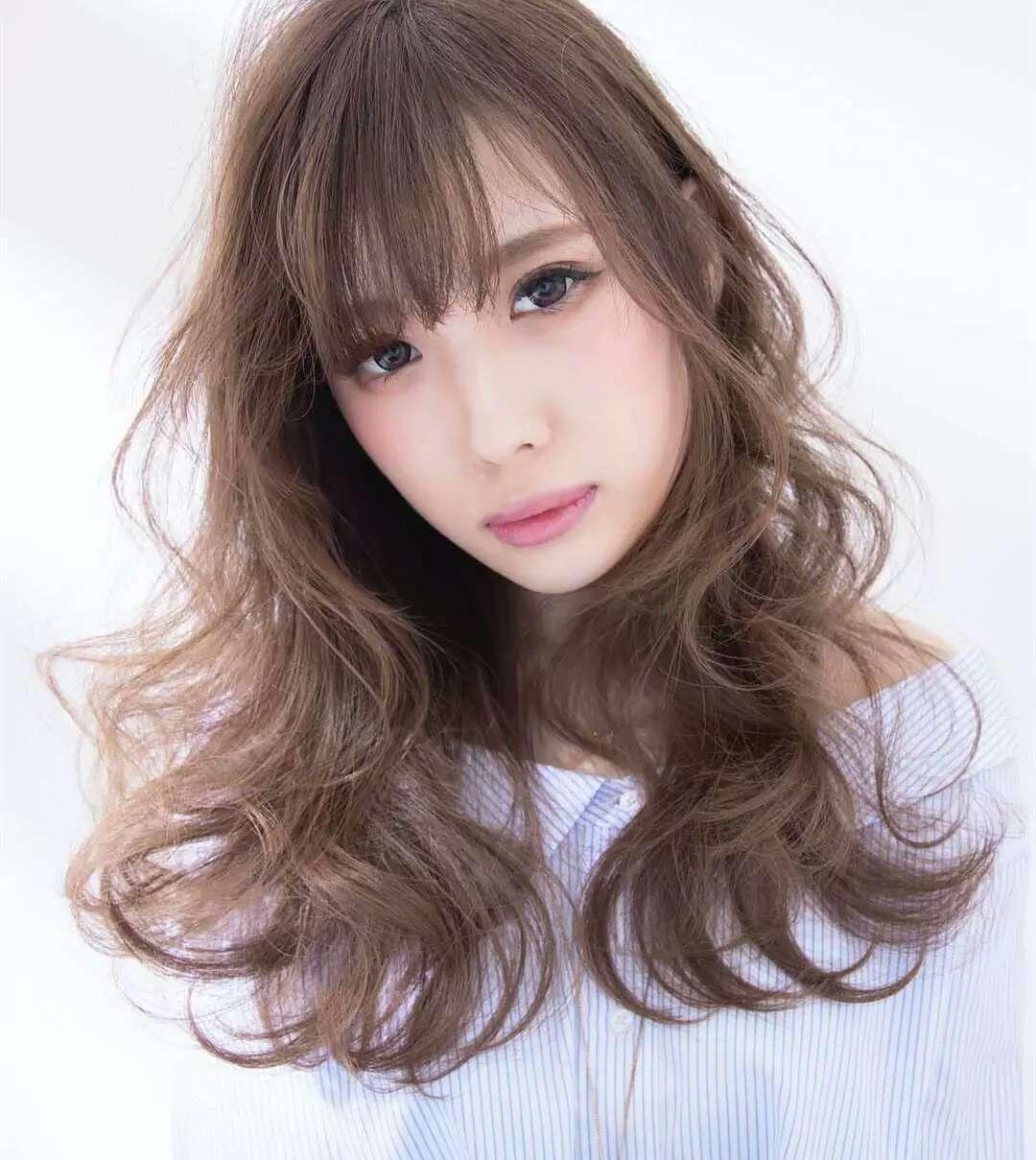 女人烫卷发后,弹力素要会用,谨记这六点,发型时尚更高级!