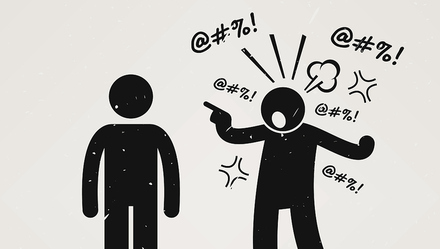 中国夫妇在英国火车上遭白人男子辱骂:滚回自己国家去