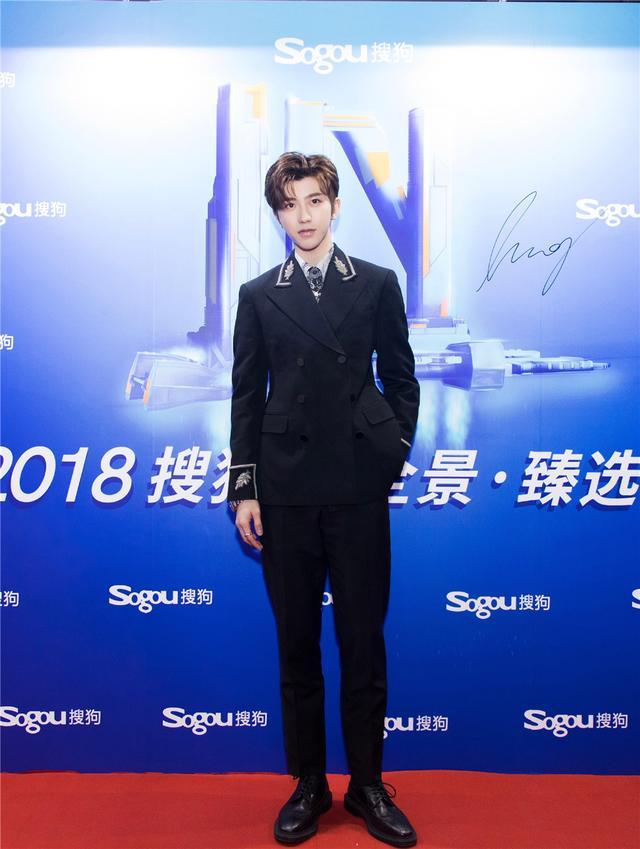 蔡徐坤竟和李易峰撞衫了蔡徐坤帅气依旧李易峰身姿挺拔更成熟