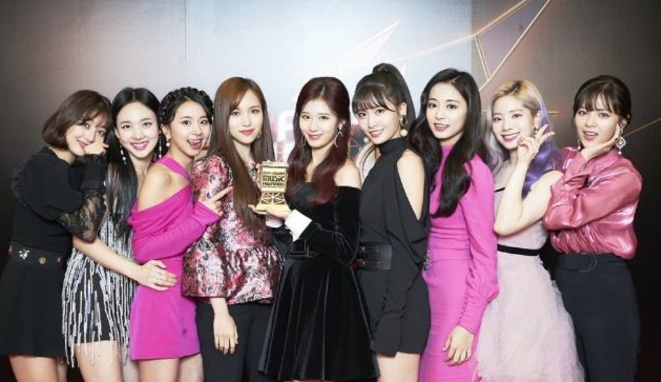 mama颁奖礼杨颖艳压韩国女团!甩动头发的那一刻,全世界静止了