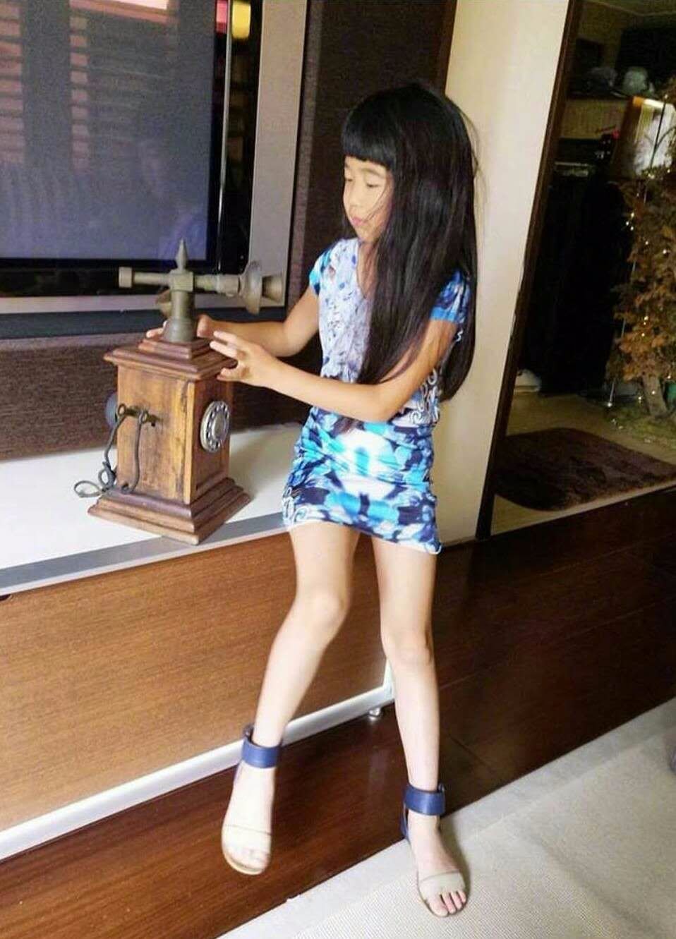 曹格晒妻女近照,8岁grace身高猛长长腿吸睛,和吴速玲神似姐妹花