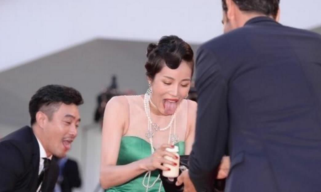景珂走红毯摔出了"吸奶器"被扶惨遭咸猪手,网友:心疼!