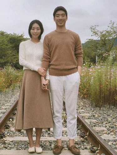 小夫妻三年如一日合影只有一种姿势却红遍了网络