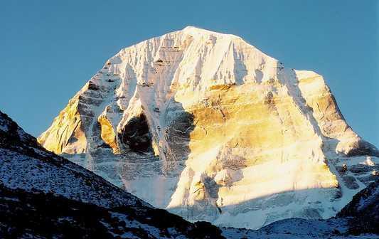 此山被称作神圣之山海拔不高但无人登顶上面冰川多达28条