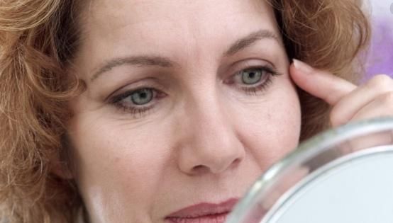 女人30岁后,脸上开始"生皱纹",常吃3种食物,去皱抗老显年轻