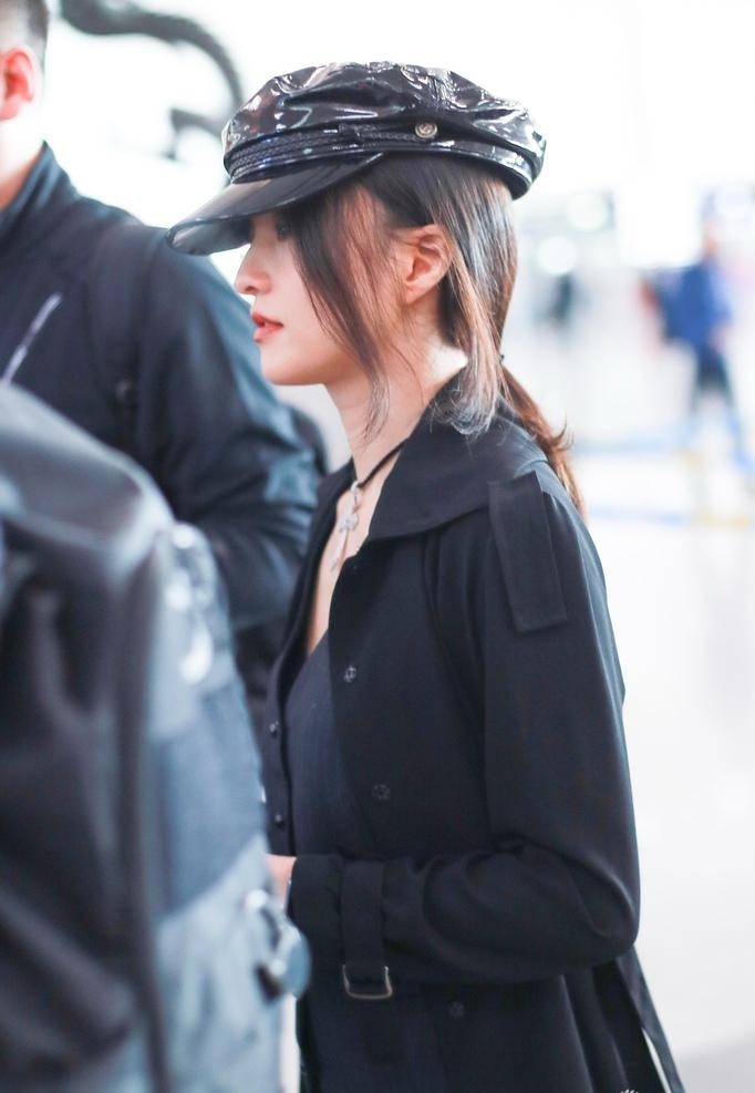 36岁张韶涵另类造型,一旦搭配上这款帽子和项圈,秒变暗黑系!