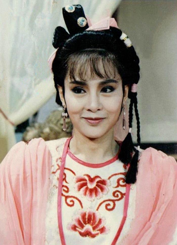 当时是边播边拍,而女主岳小钗的扮演者沈海蓉在拍摄《金剑雕翎》时,吊