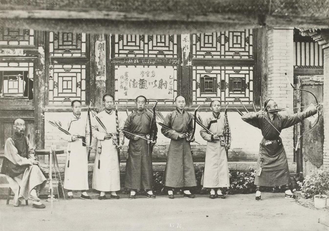 历史老照片晚清大内侍卫集体操练图4老人因保护慈禧获黄马褂