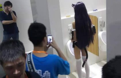 女装大佬艾比进"女厕"?漫展神奇操作引热议