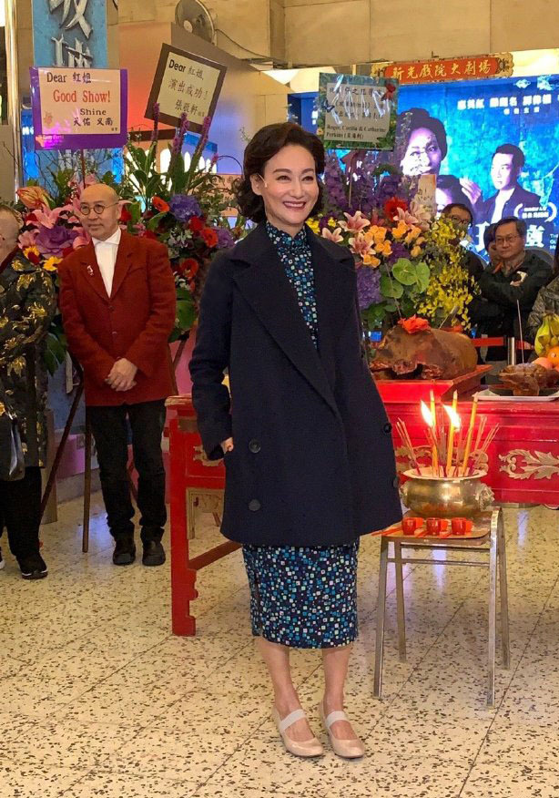 58岁惠英红气质有多好,旗袍配大衣气场强大,这才是真正的优雅!