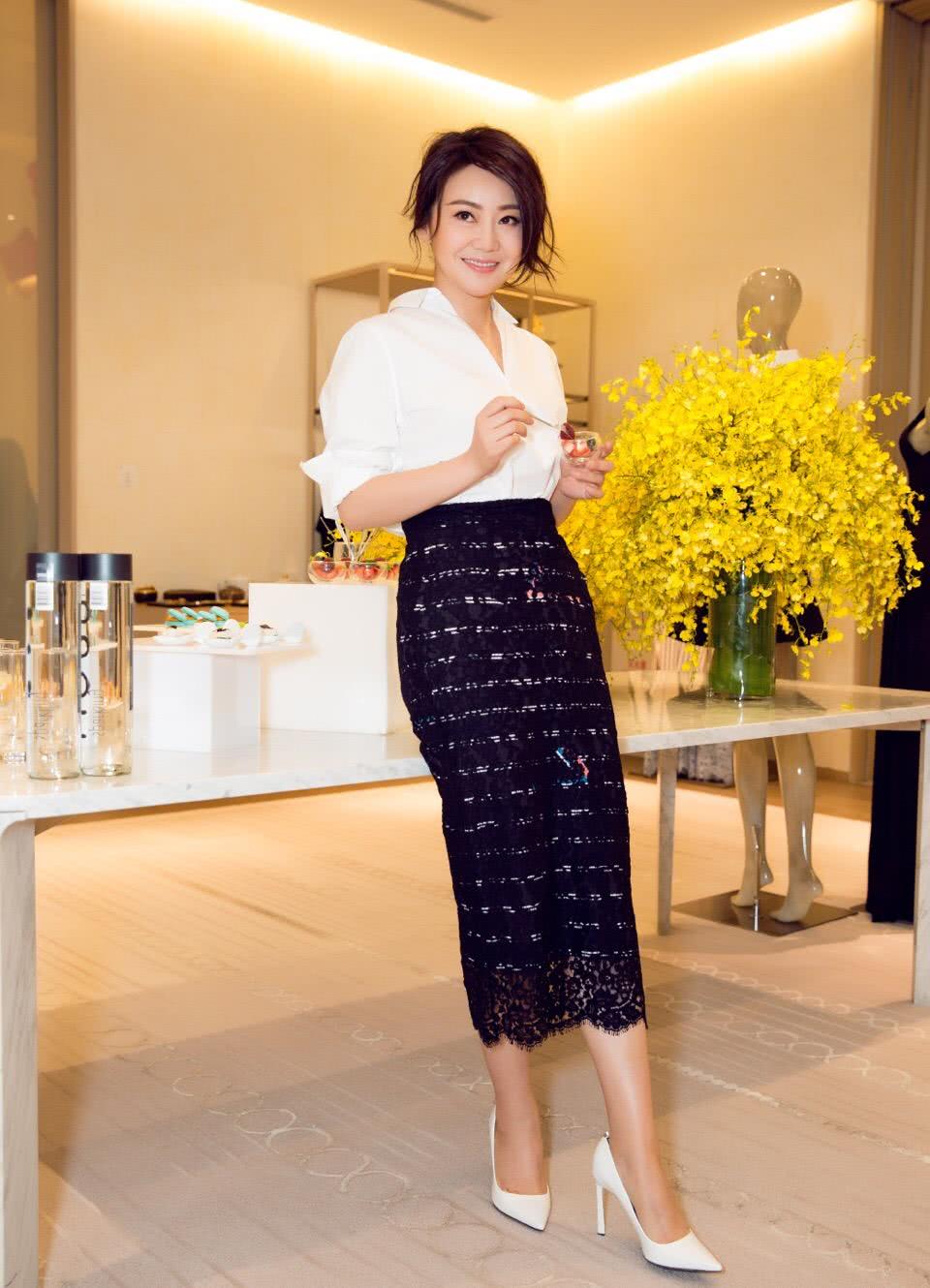 闫妮为了能让身高再高一点也穿上了这样一款罗马款式的高跟鞋,靴子