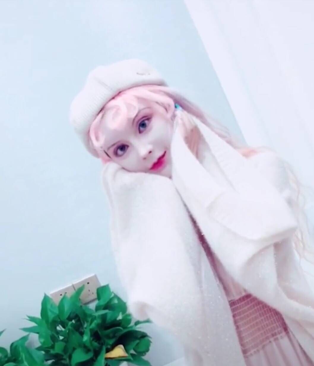 自己整成了真人芭比的样子,为了实现这个梦想,迪丽拉可谓是不顾一切了