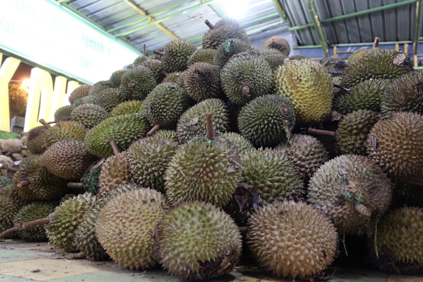 堆成山的榴莲敞开吃,24小时营业的榴莲大排档你吃过么?