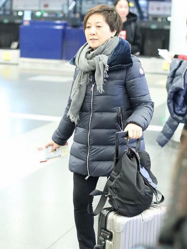 61岁邓婕现身机场羽绒服黑裤超接地气难怪张国立那么爱她