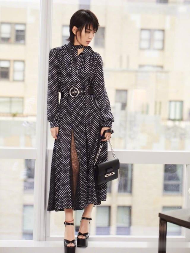 周笔畅穿史上最薄的高跟鞋,与地板融合在一起,脚咋塞进去的?