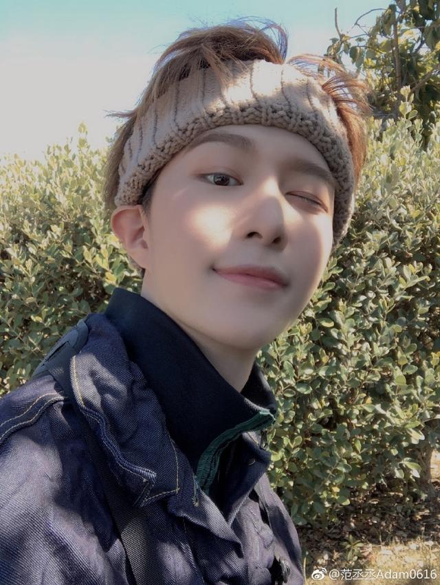 范丞丞微博晒照片,头戴棕色发带,帅气逼人