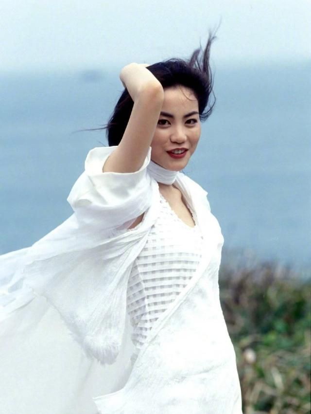 不禁让人想到白衣飘飘的年代,照片上的王菲看起来非常的年轻