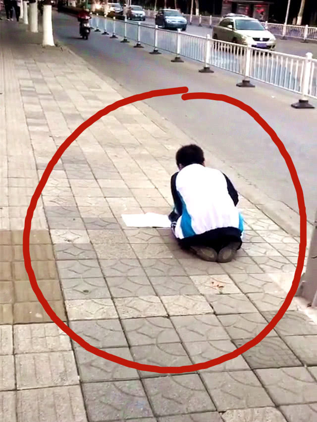 小学生公交车旁"跪着"写作业,全程认真无疑,路人看呆了
