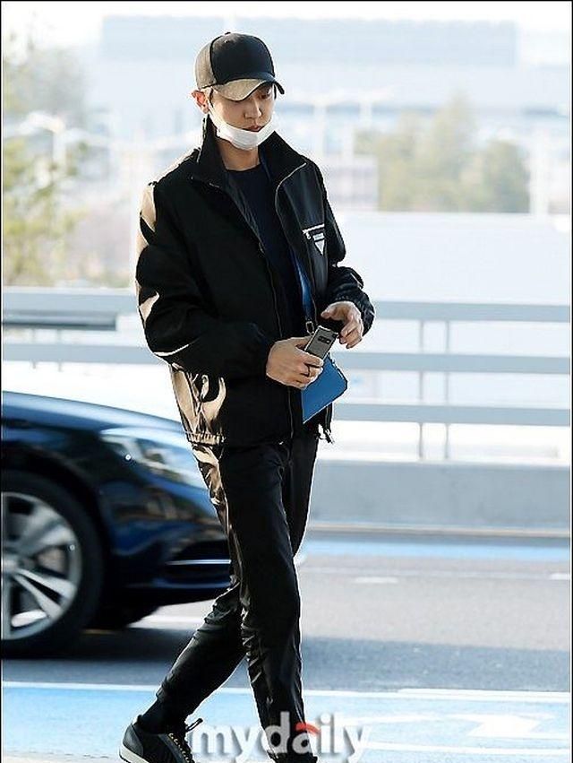 朴灿烈街拍:prada夹克搭配蓝色挎包成熟潇洒