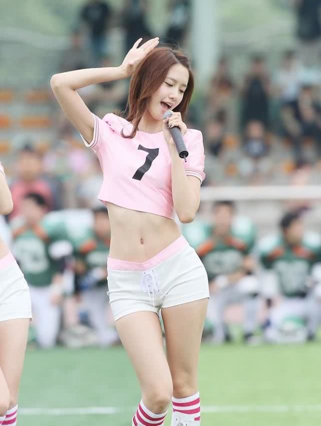 林允儿一袭红色v领连衣裙优雅大方网友看一眼就很难忘记