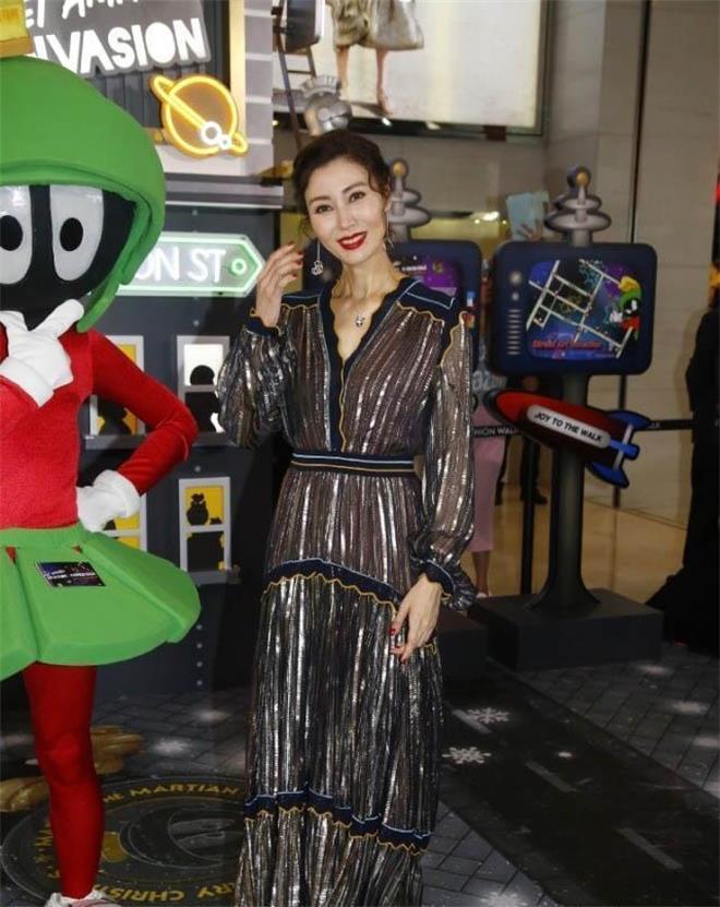 "东方明珠"李嘉欣,48岁复出容颜依旧,这脸真不给女明星活路