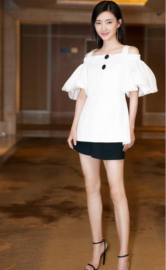 女明星中的腿精,王丽坤的腿我觉得有必要要吹一波,又细又白又直