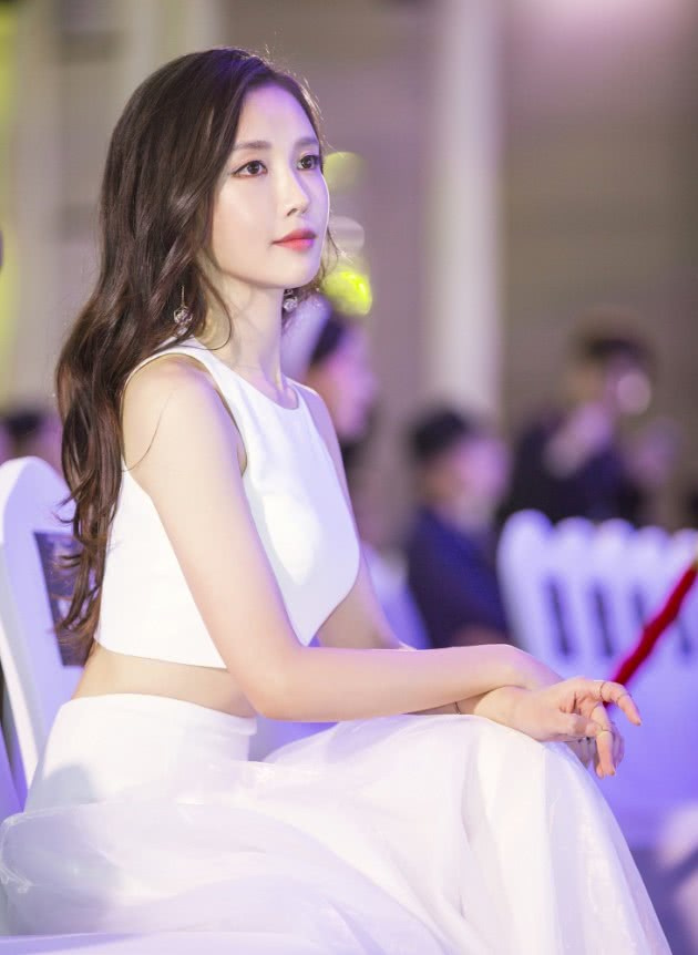 《延禧攻略》"嘉嫔"私下太性感,穿露背装很惊艳,这身材没谁了|潘时七