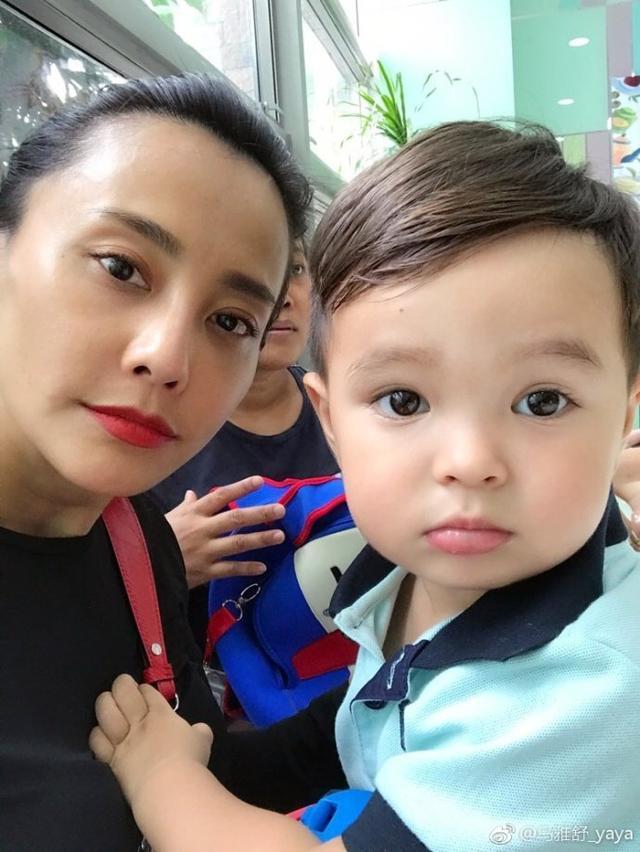 马雅舒携一双混血儿女拍写真,一家三口颜值逆天,画面太有爱