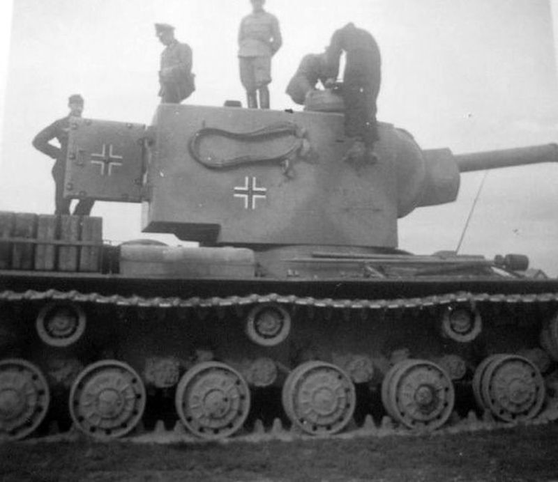 kv-2 754(r)为了适应作战部队的需要,也进行了德式改造,包括加装了