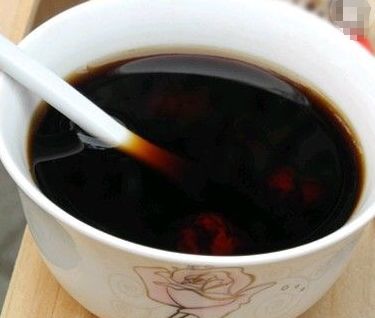 俺和大嫂同时来例假,婆婆冲2杯红糖水,俺偷换杯,刚喝一口傻住