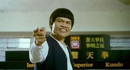 八两金父子同台吃饭被拍,他仍是冬菇头儿子就束长发扎马尾化淡妆