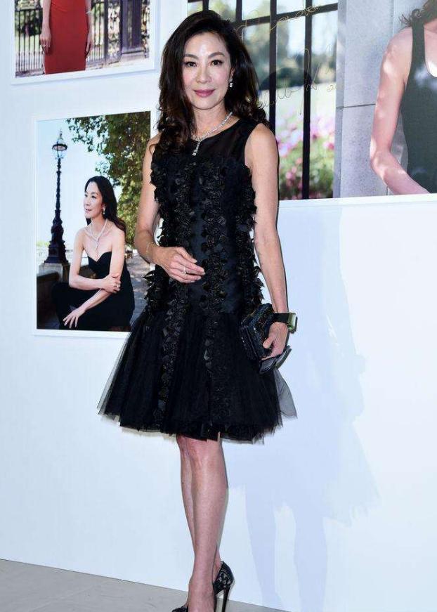 56岁杨紫琼皱纹满眼,优雅老去,网友:不打针的脸就是真实!