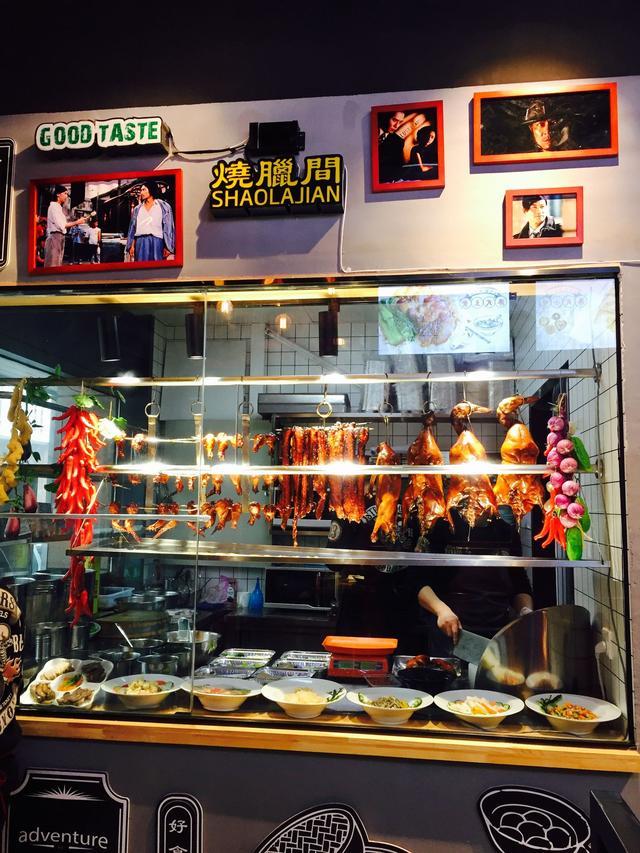 进入店内,首先映入眼帘的就是一个霸气的烧腊档口,极具诱惑力的烧腊