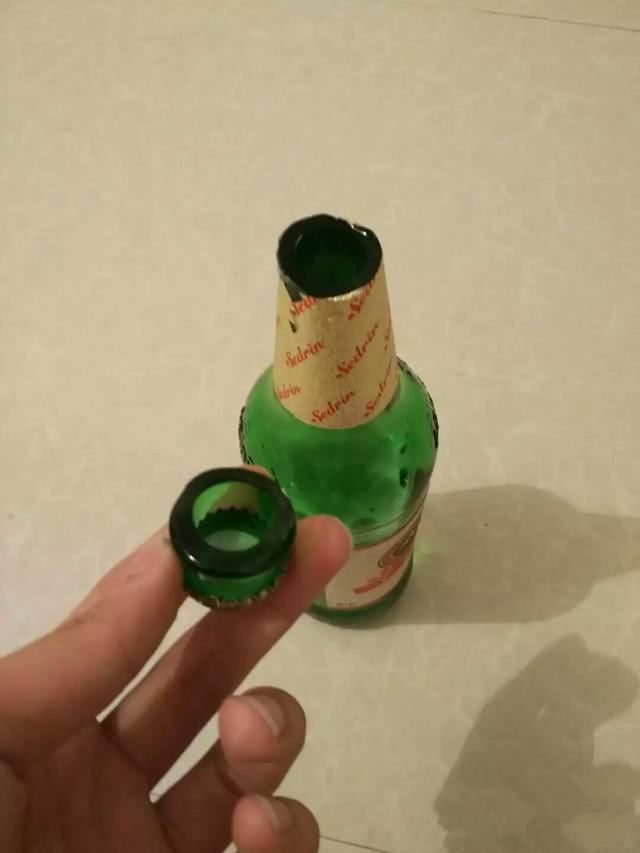 我就随手一拍,是我手劲太大,还是酒瓶太脆妹子,你到底受了什么委屈呢